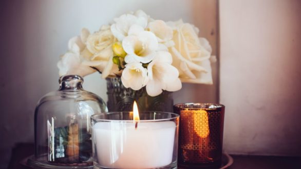 Πώς θα καθαρίσεις ένα γυάλινο βαζάκι από τα υπολείμματα κεριού