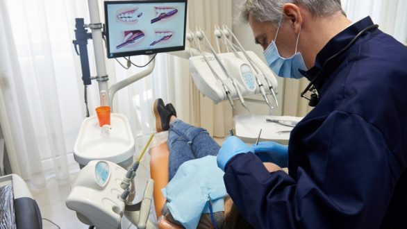 Πρώτα τηλεφωνική επικοινωνία με τον οδοντίατρο πριν την επίσκεψη