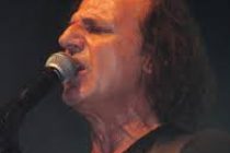 Μένουμε Σπίτι: Online προβολή της επετειακής συναυλίας του Βασίλη Παπακωνσταντίνου