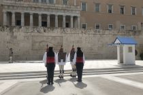 Η πρώτη αλλαγή φρουράς με τη θρακιώτικη ενδυμασία στο Μνημείο του Αγνώστου Στρατιώτη
