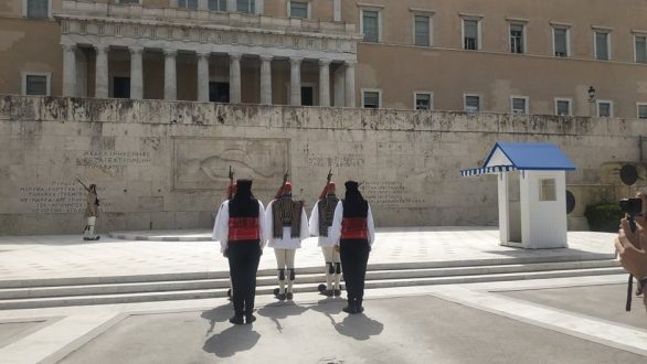 Η πρώτη αλλαγή φρουράς με τη θρακιώτικη ενδυμασία στο Μνημείο του Αγνώστου Στρατιώτη