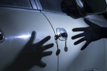 Ανήλικοι στην Αλεξανδρούπολη τρύπωναν σε αυτοκίνητα