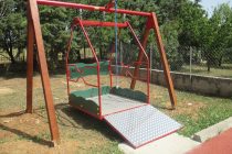 Το Ειδικό Δημοτικό Σχολείο Αλεξανδρούπολης απέκτησε κούνια για μαθητές που κινούνται με αναπηρικό αμαξίδιο