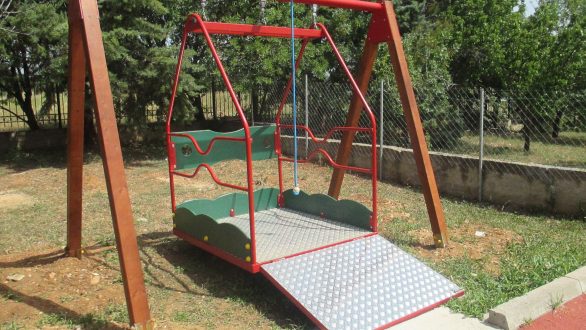 Το Ειδικό Δημοτικό Σχολείο Αλεξανδρούπολης απέκτησε κούνια για μαθητές που κινούνται με αναπηρικό αμαξίδιο