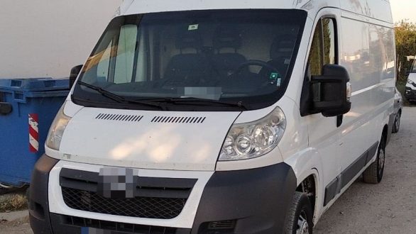 Συνελήφθη διακινητής που μετέφερε 8 άτομα στο Μεγάλο Δέρειο