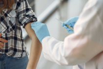 Εθνική Επιτροπή Εμβολιασμών: Το αντιγριπικό μπορεί να χορηγηθεί την ίδια μέρα με του κορονοϊού