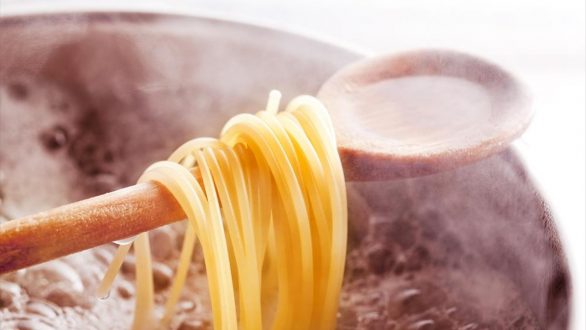 Το βασικό λάθος που κάνουμε με το βρασμένο νερό από τα μακαρόνια