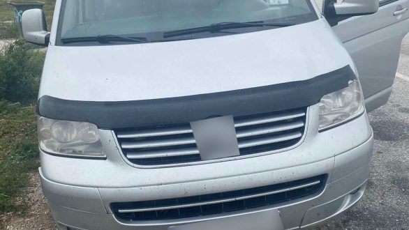 Μ. Δέρειο: Διακινητής εγκατέλειψε εν κινήσει όχημα με 10 μη νόμιμους μετανάστες