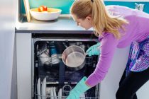 Αυτό είναι το λάθος που κάνουν σχεδόν όλοι πριν βάλουν τα πιάτα στο πλυντήριο
