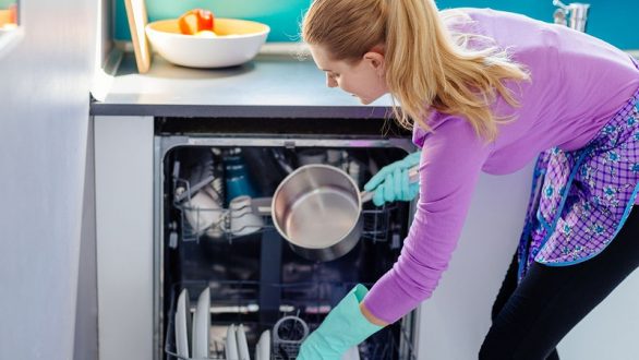 Αυτό είναι το λάθος που κάνουν σχεδόν όλοι πριν βάλουν τα πιάτα στο πλυντήριο