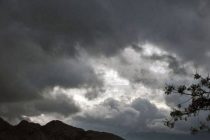 Καιρός: Φθινοπωρινό σκηνικό με συννεφιά, βροχές και καταιγίδες