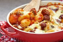 Νιόκι με μοτσαρέλα και λουκάνικο