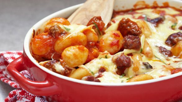 Νιόκι με μοτσαρέλα και λουκάνικο