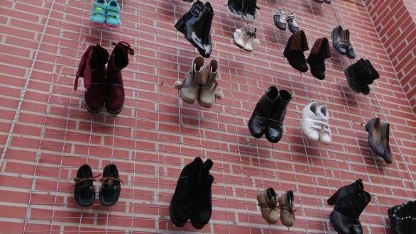 «Οι άνθρωποι πίσω από τους αριθμούς»: Τα παπούτσια στο Δημαρχείο Αλεξανδρούπολης “μιλάνε” για την βία κατά των γυναικών