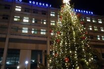 Ένα φυσικό έλατο στο  Νοσοκομείο Αλεξανδρούπολης ήταν το πρώτο δέντρο που φωτίστηκε στον Δήμο Αλεξανδρούπολης