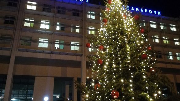 Ένα φυσικό έλατο στο  Νοσοκομείο Αλεξανδρούπολης ήταν το πρώτο δέντρο που φωτίστηκε στον Δήμο Αλεξανδρούπολης