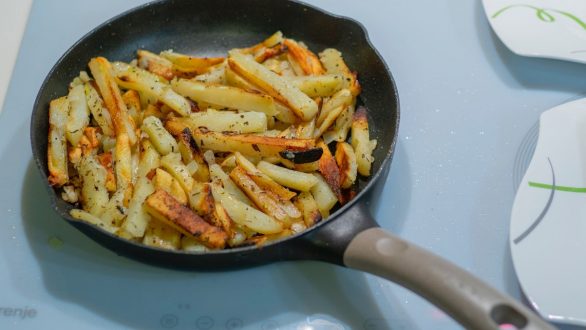 Πώς θα ξαναζεστάνεις σωστά τις τηγανητές πατάτες