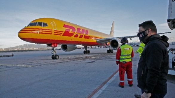 Έφτασε στην Αθήνα η πρώτη μεγάλη παρτίδα 83.850 δόσεων του εμβολίου της Pfizer