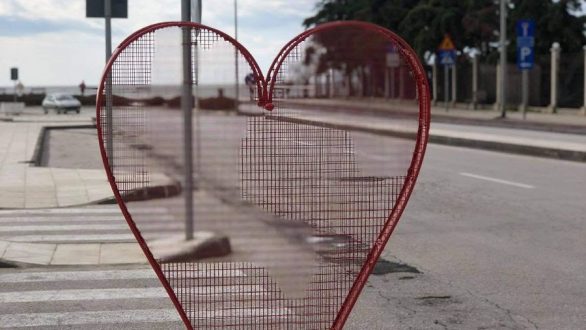 Μεγάλες καρδιές τοποθετήθηκαν σε διάφορα σημεία στην Αλεξανδρούπολη