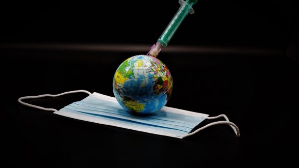 Το εμβόλιο της AstraZeneca και σε ηλικίες άνω των 65 χρόνων