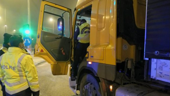 29 φορτηγά με “πειραγμένους” ταχογράφους και χιλιάδες σχετικές παραβάσεις αποκάλυψαν έλεγχοι του Τμήματος Τροχαίας Αλεξανδρούπολης