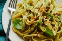 Λινγκουίνι με σάλτσα αβοκάντο