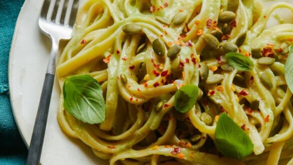 Λινγκουίνι με σάλτσα αβοκάντο