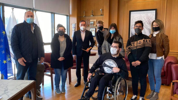 Μια λαμπάδα για τον Δήμαρχο Αλεξανδρούπολης από τα παιδιά του Ειδικού Γυμνασίου Αλεξανδρούπολης