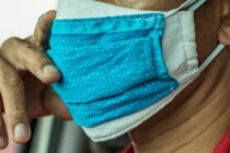 Υποχρεωτική η διπλή μάσκα μέσα κι έξω από τις εκκλησίες το Πάσχα