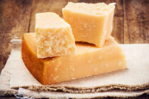 Γιατί πετάς τη «φλούδα» της παρμεζάνας; – Πού είναι εξαιρετικά χρήσιμη