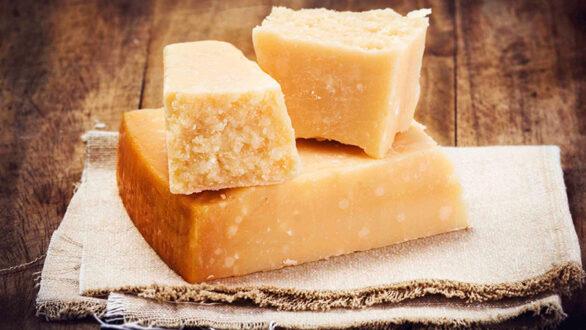 Γιατί πετάς τη «φλούδα» της παρμεζάνας; – Πού είναι εξαιρετικά χρήσιμη