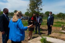 Τα εβραϊκά κοιμητήρια επισκέφτηκε η Πρόξενος των Η.Π.Α. συνοδευόμενη από τον Δήμαρχο Αλεξανδρούπολης