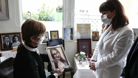 Η Κ. Σακελλαροπούλου επισκέφθηκε τους γονείς της Ελένης Τοπαλούδη