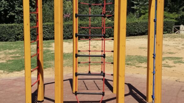 Νέες παιδικές χαρές αποκτούν Πεντάλοφος και Πλάτη