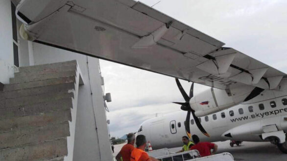 Eλικοφόρο αεροπλάνο σχεδόν “ακούμπησε” κτίριο του αεροδρομίου Αλεξανδρούπολης