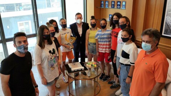 Οι κορασίδες της Ολυμπιάδας, πρωταθλήτριες ΕΚΑΣΑΜΑΘ 2020-21 στον Δήμαρχο Αλεξανδρούπολης