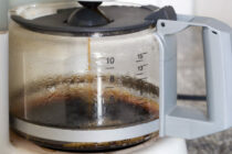 Πώς καθαρίζει η καφετιέρα από άλατα και υπολείμματα