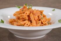 Πένες με πικάντικη σάλτσα με βότκα