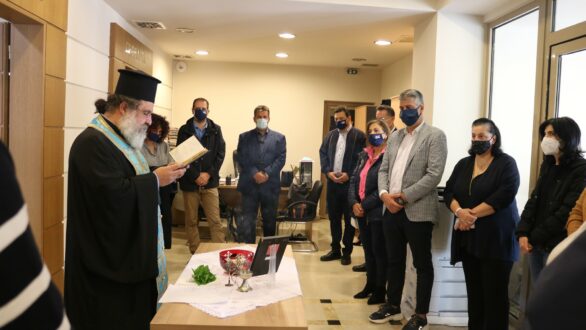 Φωτίζεται μπλε το Επιμελητήριο για τα 100 χρόνια του