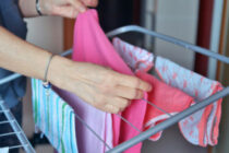 Πώς να στεγνώνουν τα ρούχα σας πιο γρήγορα τις βροχερές μέρες