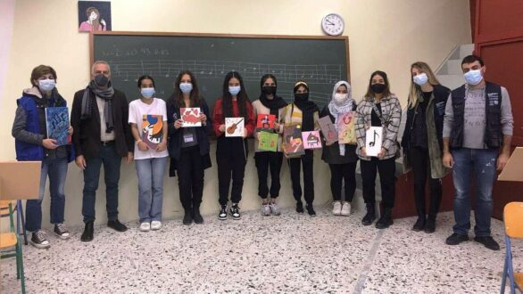 Καβάλα: Kορίτσια από το Αφγανιστάν ζωγραφίζουν πίνακες και τους δωρίζουν στο μουσικό σχολείο
