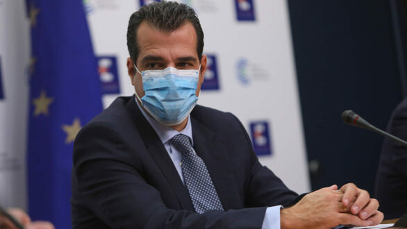 Πότε ξεκινούν τα μέτρα για υποχρεωτικά rapid test σε καφέ, καταστήματα λιανικής, κομμωτήρια