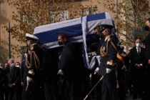 Με τιμές αρχηγού κράτους η ταφή του Κάρολου Παπούλια σήμερα στα Ιωάννινα