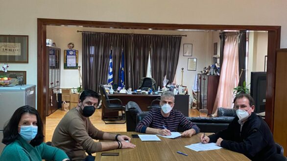 «Υπογραφή σύμβασης έργου προϋπολογισμού 225.000 € με τίτλο:‘‘Οδοστρωσία δασικής οδού «Εξώβουνο – Μαντένια» περιοχής Πετρωτών’’»