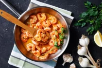 Λεμονάτες γαρίδες με σάλτσα βουτύρου