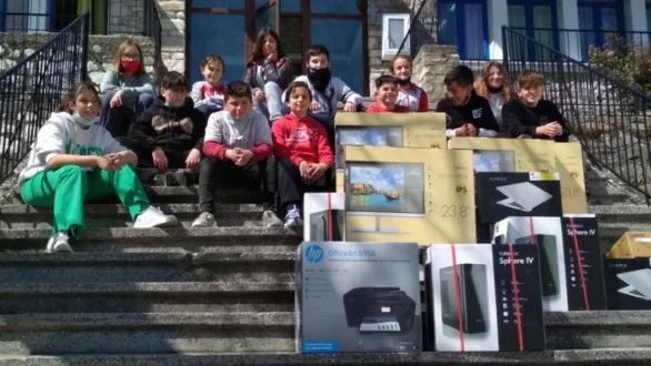 Το Μαξίμου ανταποκρίθηκε σε επιστολή μαθητών από τη Θάσο: Τους έστειλαν υπολογιστές, προτζέκτορες, βιβλία