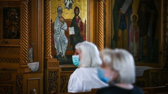 Ποιοι θα πάνε με μάσκα και rapid test στον Επιτάφιο σήμερα