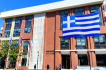 Η «Κεντημένη Μνήμη» αναρτήθηκε ξανά στην πρόσοψη του Δημαρχείου Αλεξανδρούπολης