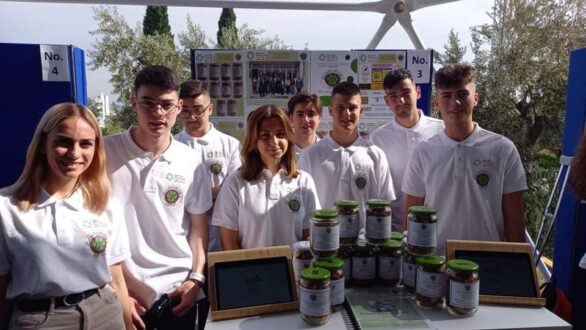 Κέρδισε τις εντυπώσεις και το “Βραβείο Αειφορίας” το ΕΠΑΛ Διδυμοτείχου με τις “Ζωομπουκίτσες Έβρου” στην Αθήνα