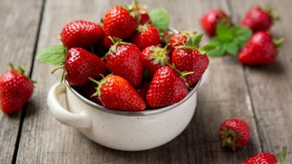 O καλύτερος τρόπος να καθαρίσετε τις φράουλες